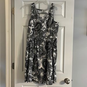 Maurices-Like New Black and White Paisley Dress with Cut Out Back Sz 13/14